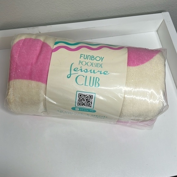 Funny Poolside Leisure Club Wavy Stripe Beach Towel in Pink & Off White NWT - Picture 3 of 5